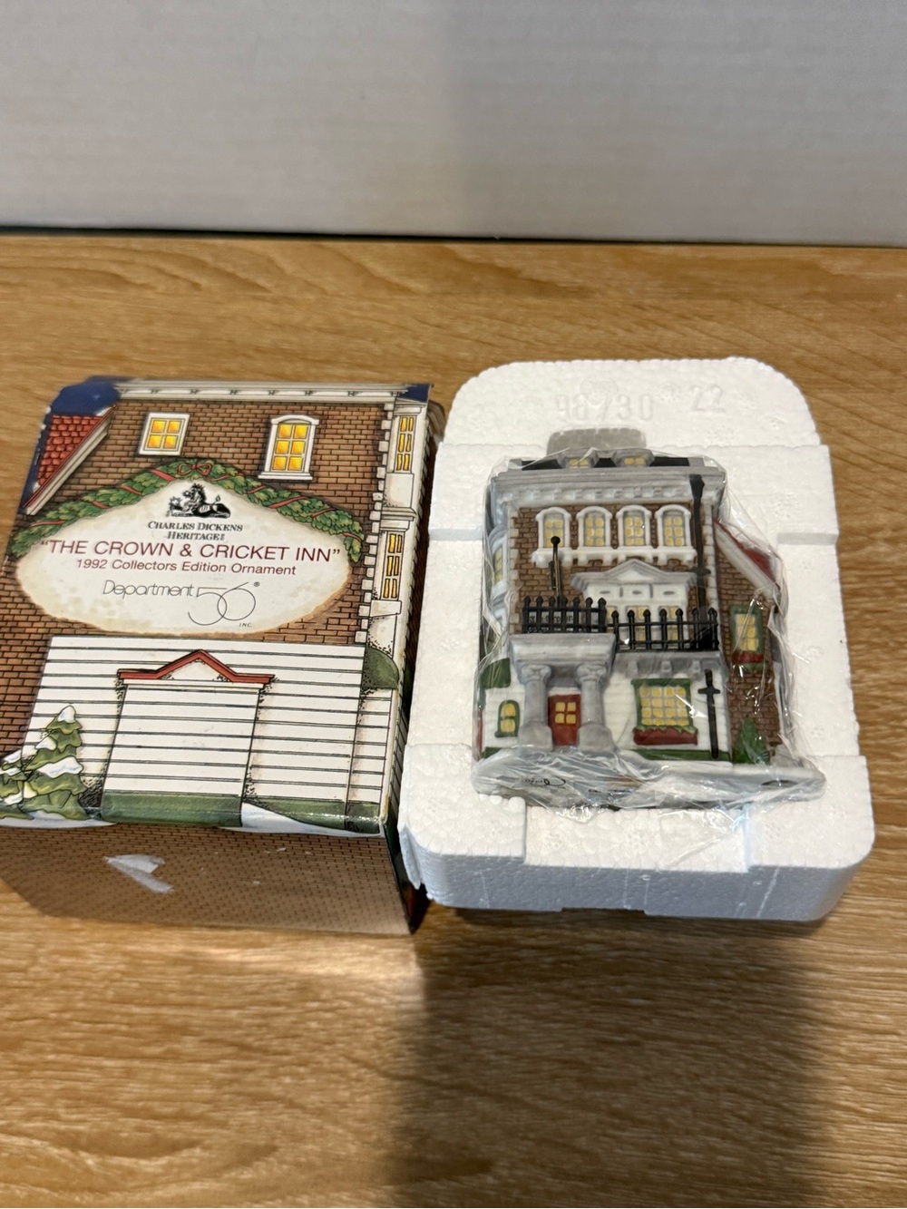 Dept 56 Charles Dickens Heritage Ornament The Crown And Cricket Inn 1992